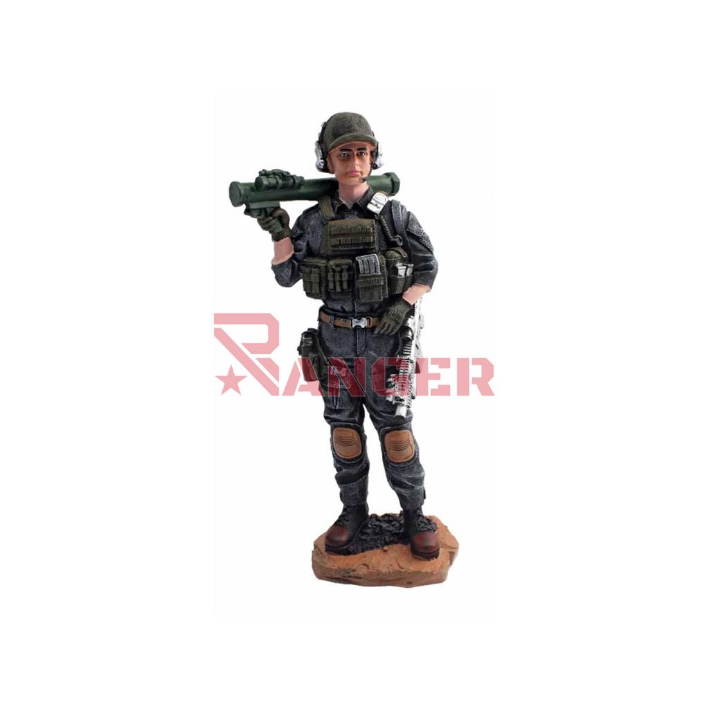 FIGURA RESINA SOLDADO GAFAS BAZO0KA 30 CM